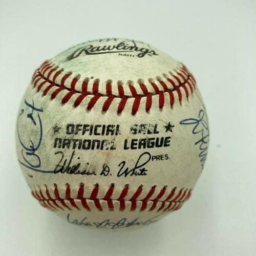 1990. Ekipa Filadelfije Phillies potpisao je službenu bajzbol nacionalne lige - autogramirani bejzbol